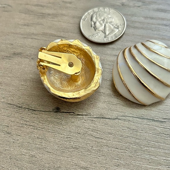 Vintage Cream and Gold Clip On Seashell Earrings - Picture 5 of 7